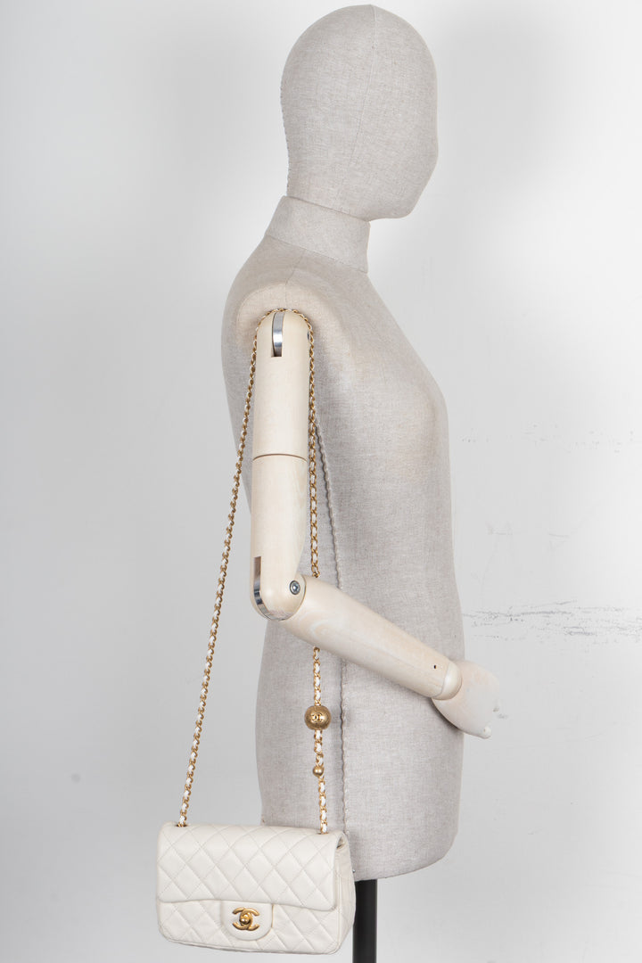 CHANEL Pearl Crush Sac à rabat rectangulaire en cuir blanc