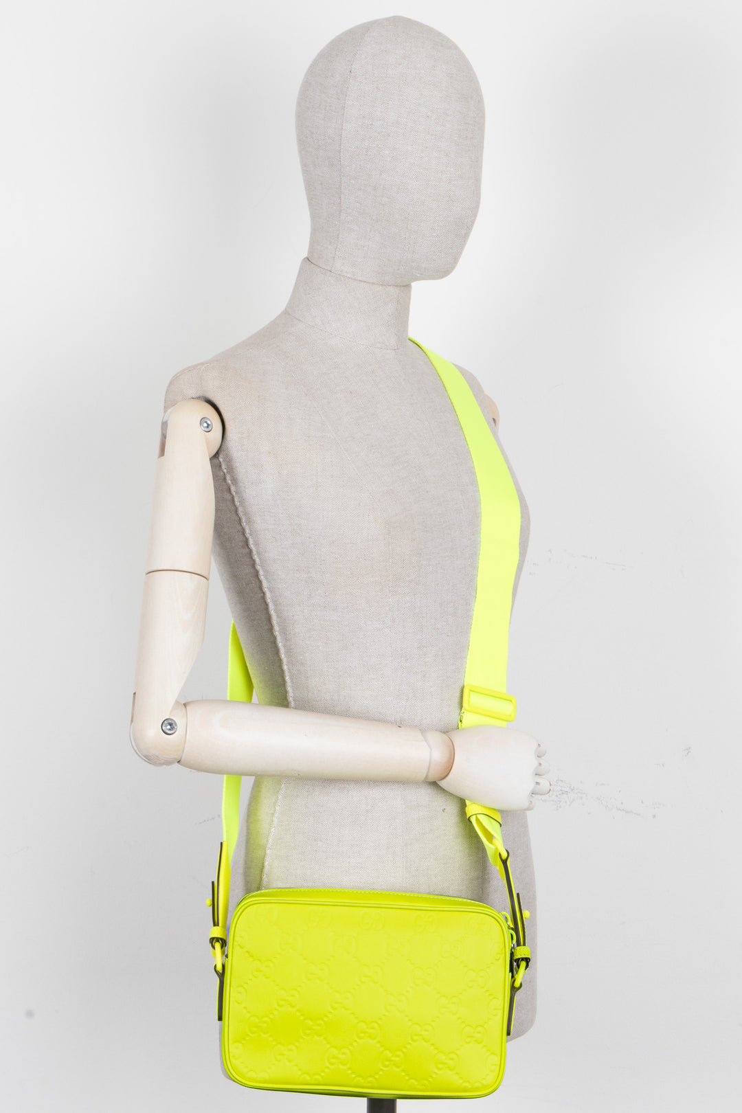 Sac bandoulière GUCCI Supreme GG Néon en cuir jaune néon