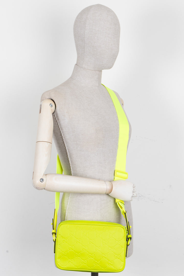 Sac bandoulière GUCCI Supreme GG Néon en cuir jaune néon