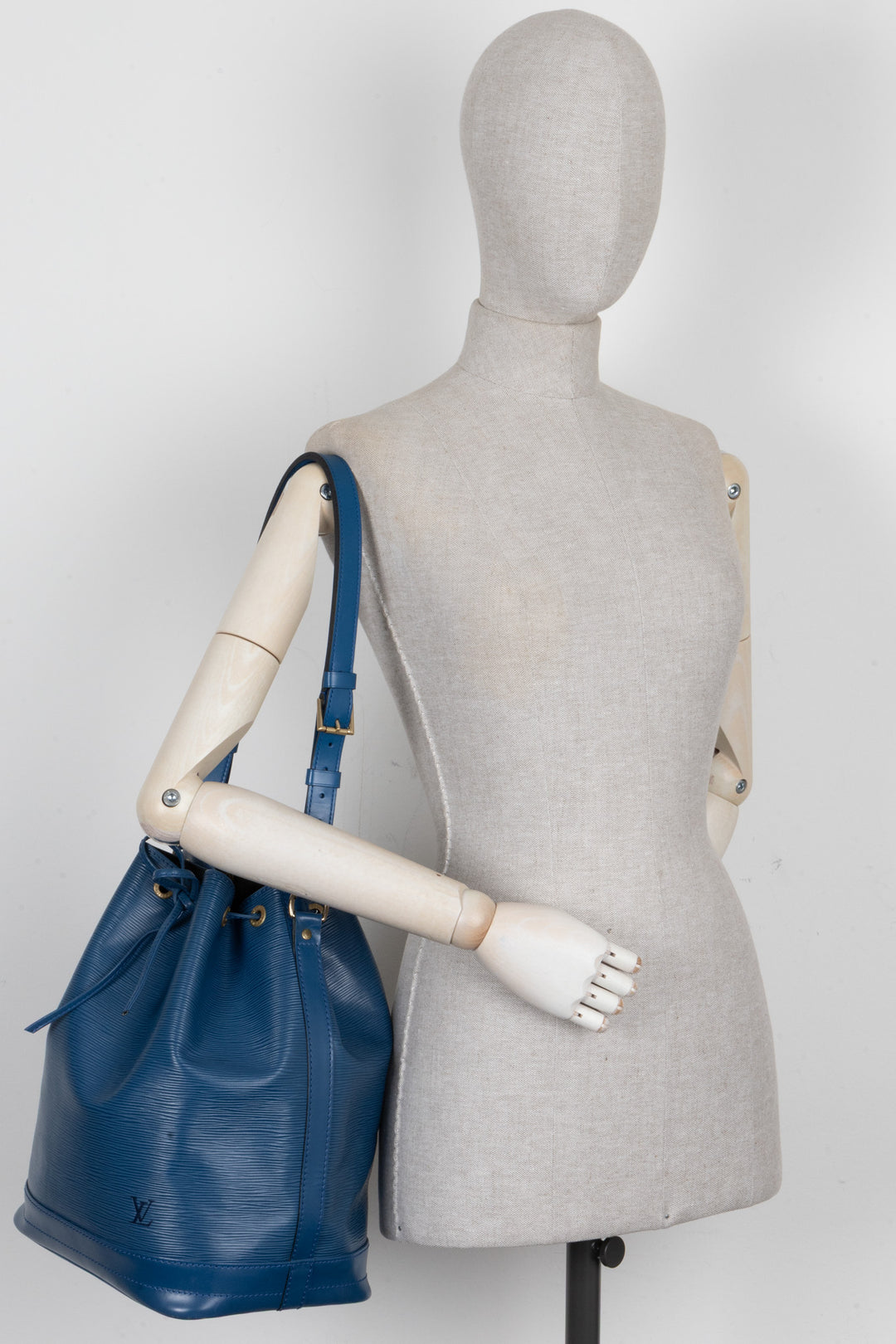 LOUIS VUITTON Grand Sac Noe GM Epi Blue