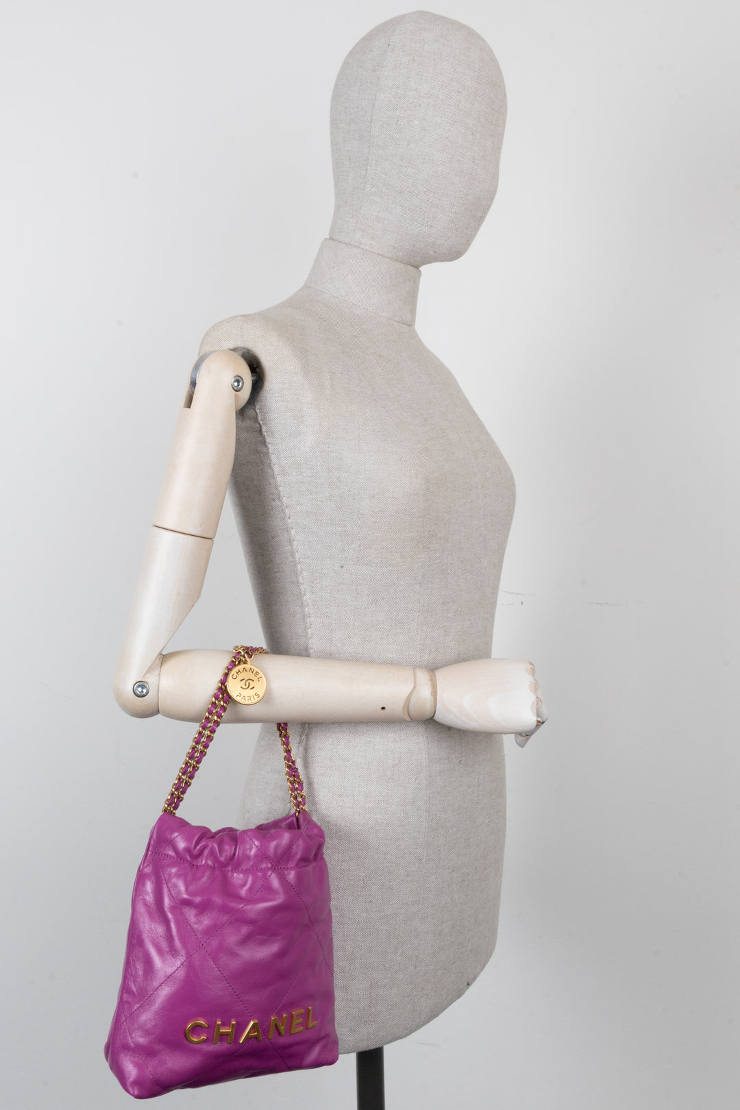 CHANEL 22 Bag Mini Fuchsia