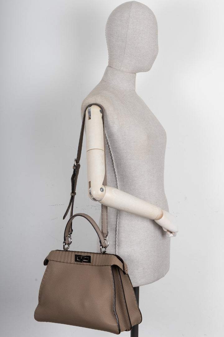 FENDI Peekaboo moyen en cuir taupe