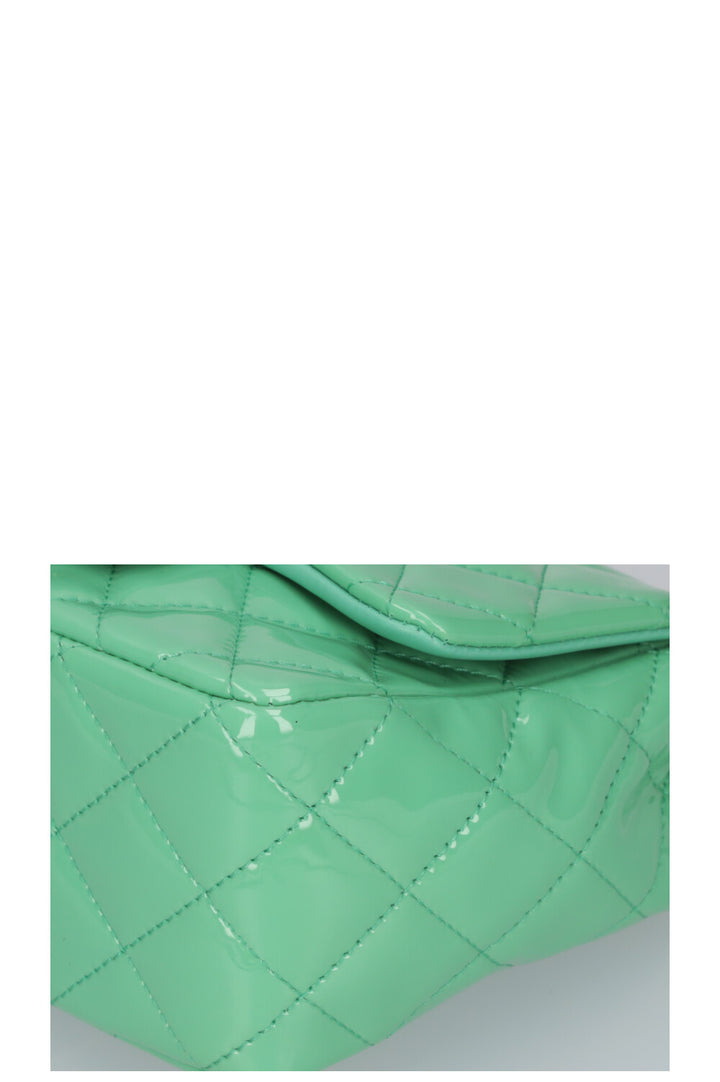 CHANEL Mini Sac à Rabat Carré Cuir Verni Menthe