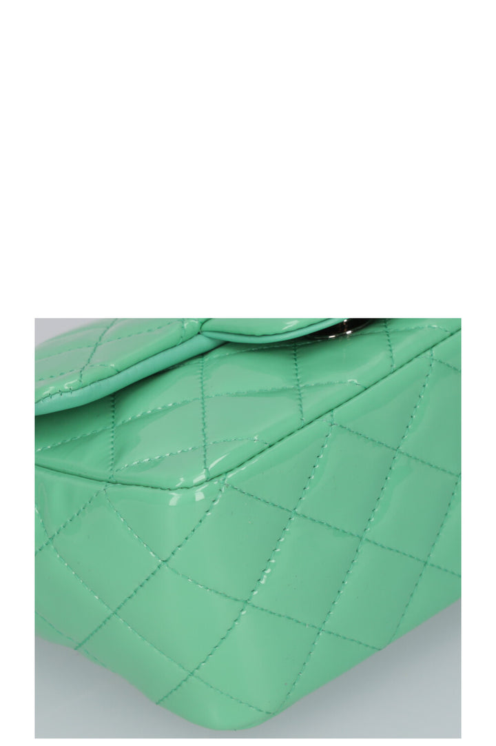CHANEL Mini Sac à Rabat Carré Cuir Verni Menthe