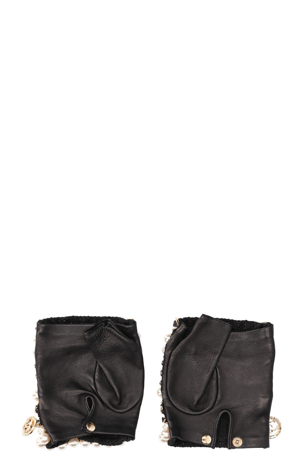 CHANEL Gants en cuir ornés de perles et de chaînes Noir