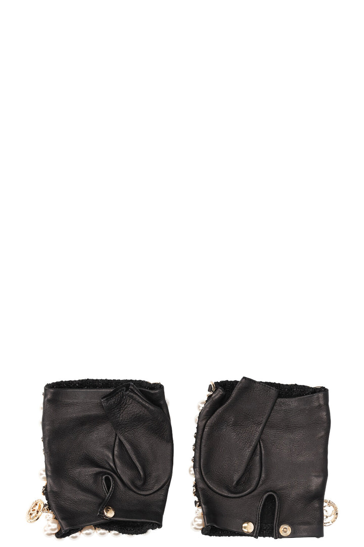 CHANEL Gants en cuir ornés de perles et de chaînes Noir