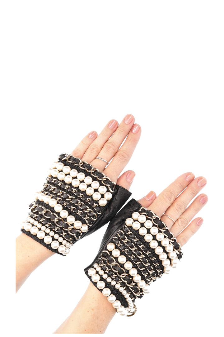 CHANEL Gants en cuir ornés de perles et de chaînes Noir