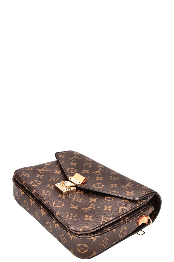 LOUIS VUITTON Pochette Metis Monogram Canvas