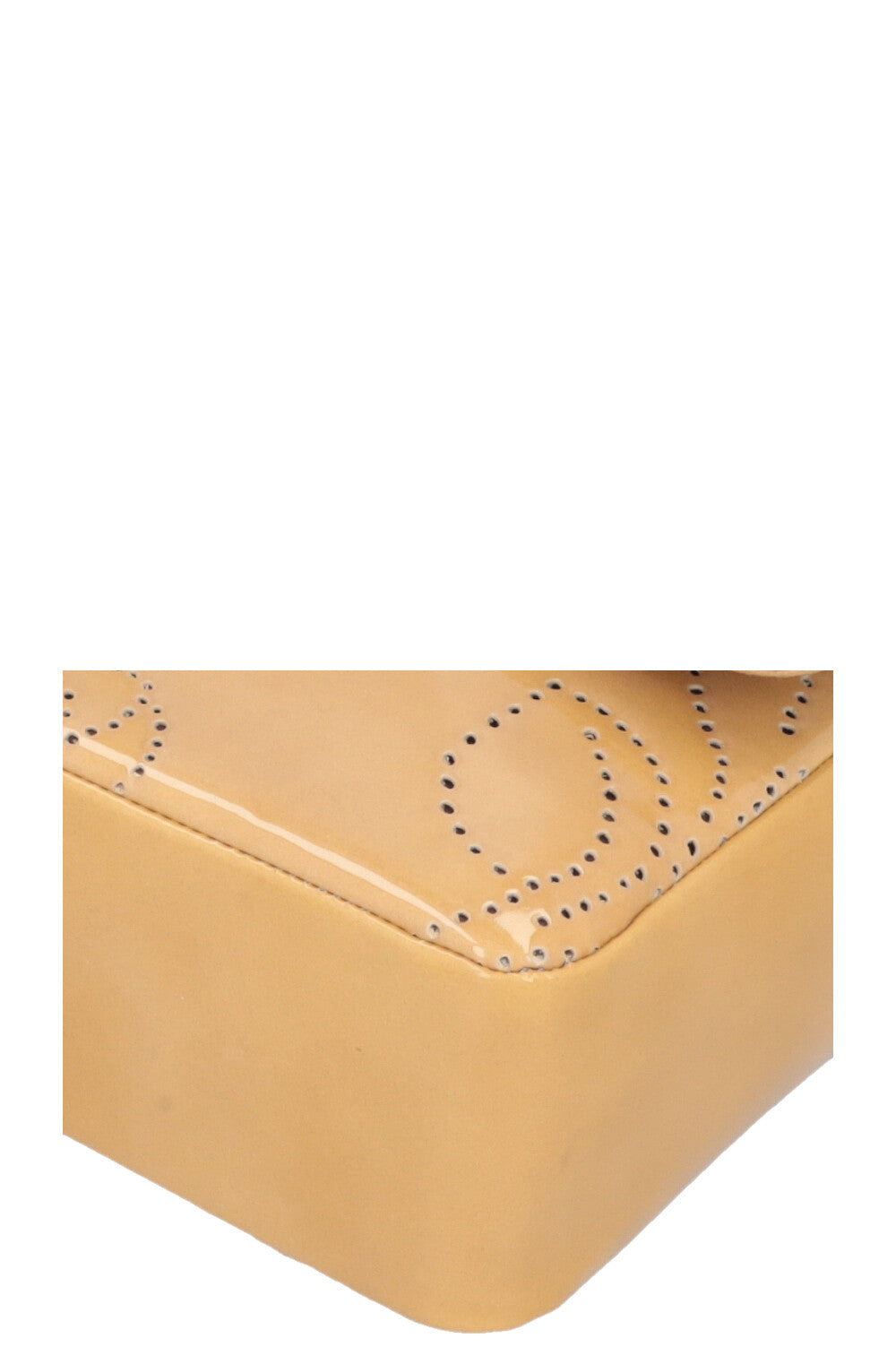 CHANEL Rabat Simple Perforé Verni Beige
