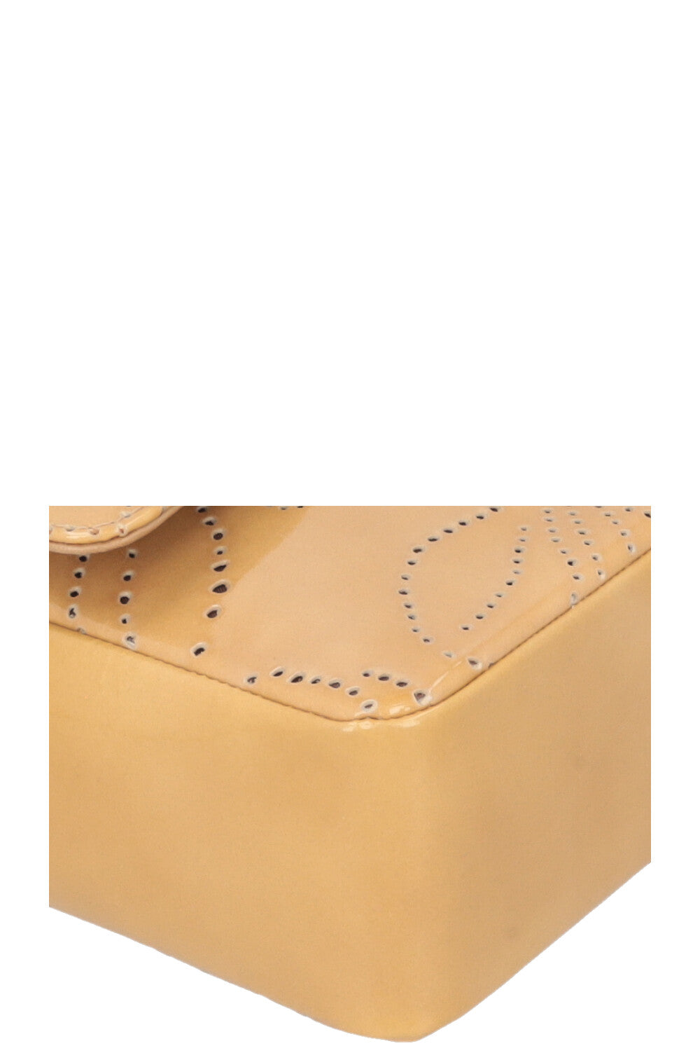 CHANEL Rabat Simple Perforé Verni Beige