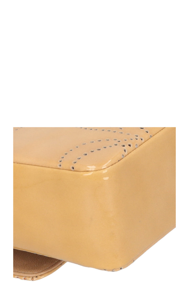 CHANEL Rabat Simple Perforé Verni Beige