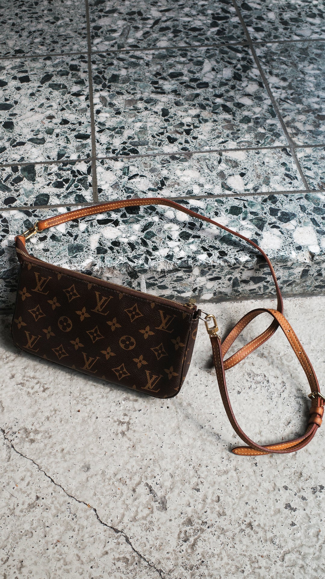 LOUIS VUITTON Pochette Accessoires MNG – REAWAKE