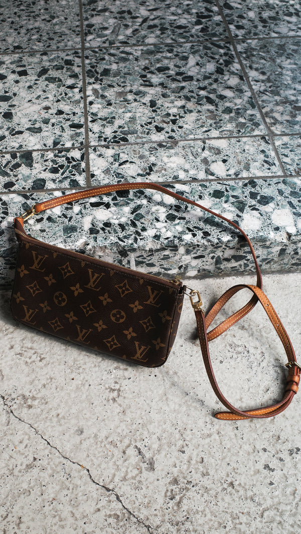 LOUIS VUITTON Pochette Accessoires MNG