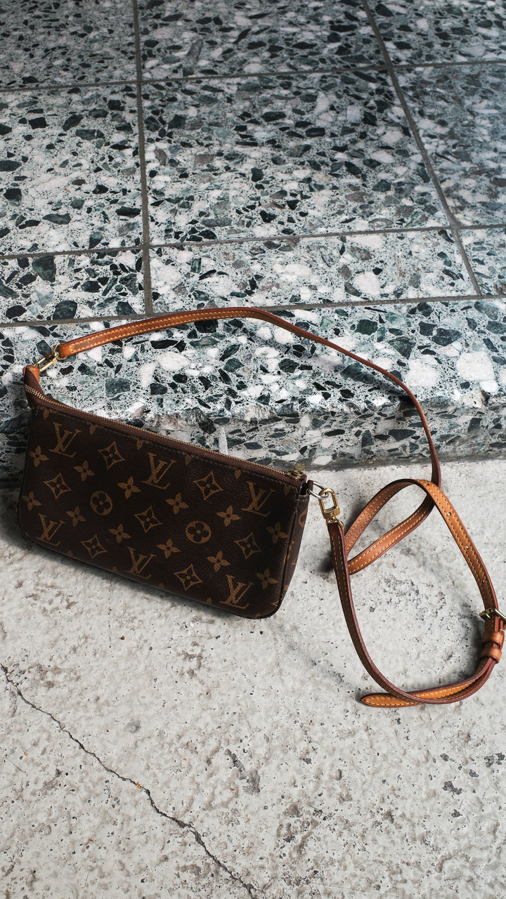 LOUIS VUITTON Pochette Accessoires MNG
