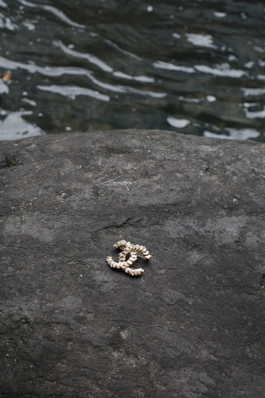 Broche CHANEL Coquillage CC Or