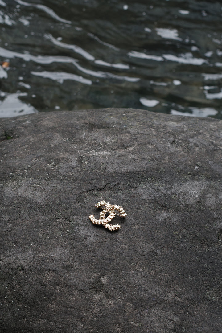 Broche CHANEL Coquillage CC Or