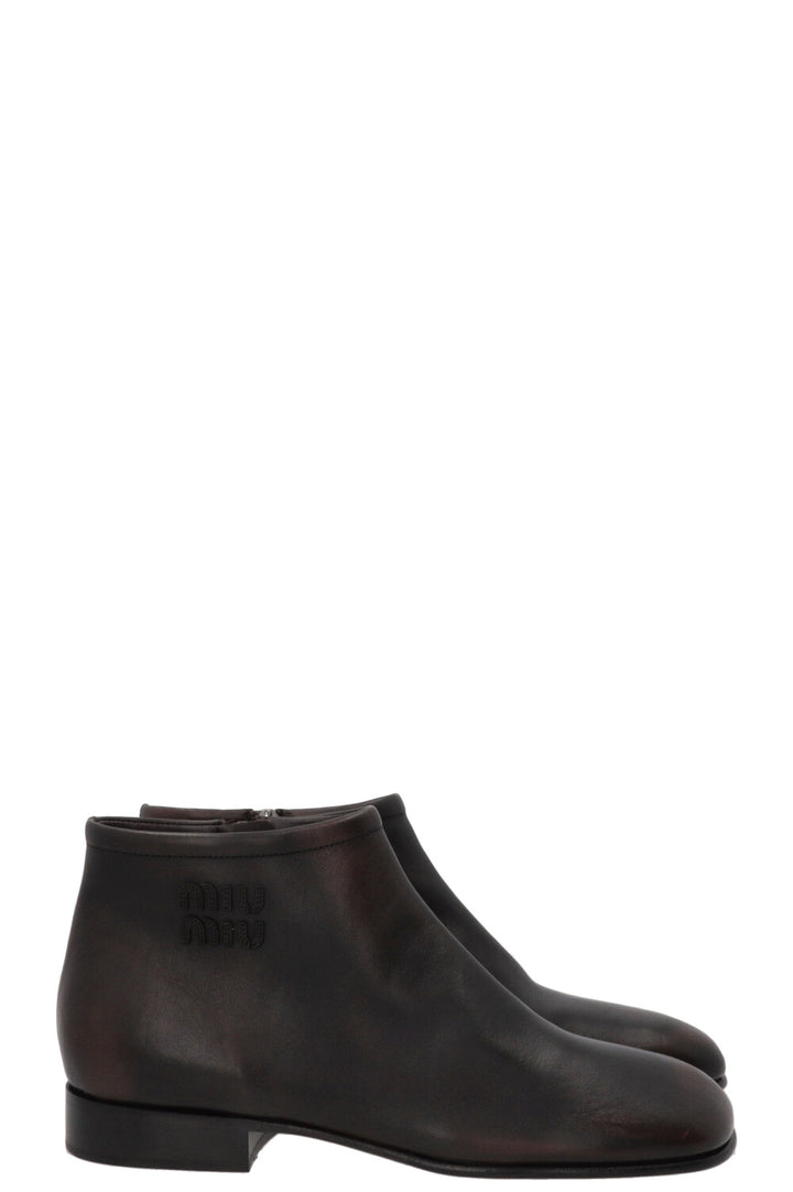 Boots à logo MIU MIU en cuir marron