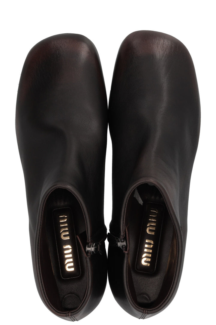 Boots à logo MIU MIU en cuir marron