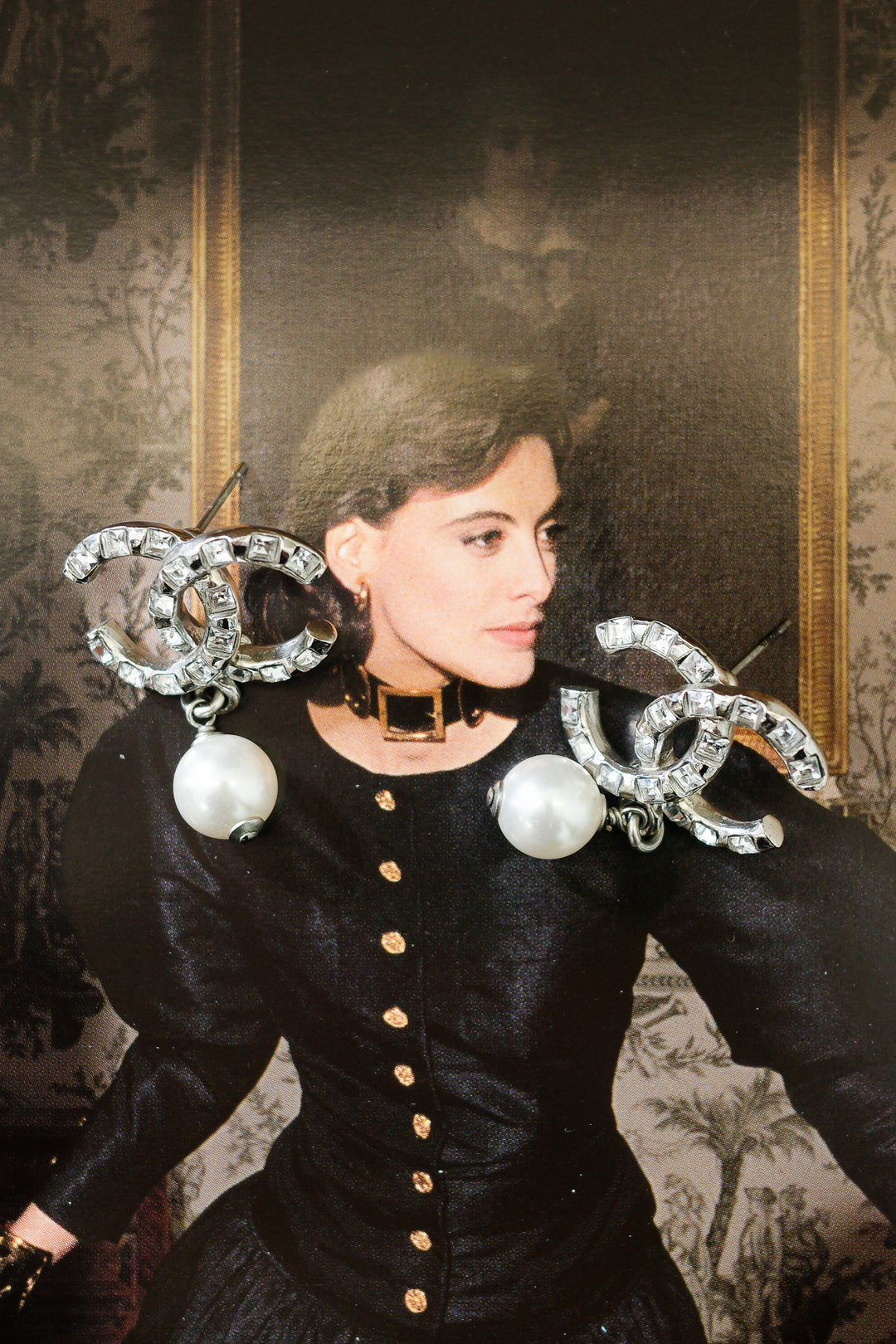 Boucles d'oreilles CHANEL CC en perles et cristal argenté