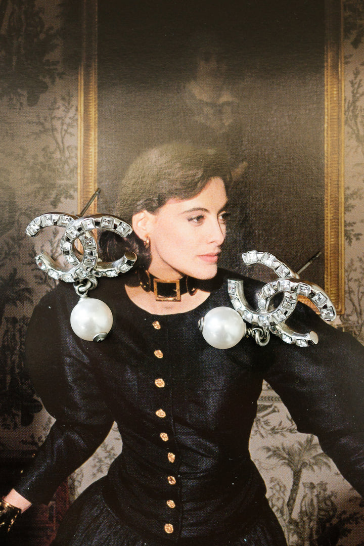 Boucles d'oreilles CHANEL CC en perles et cristal argenté