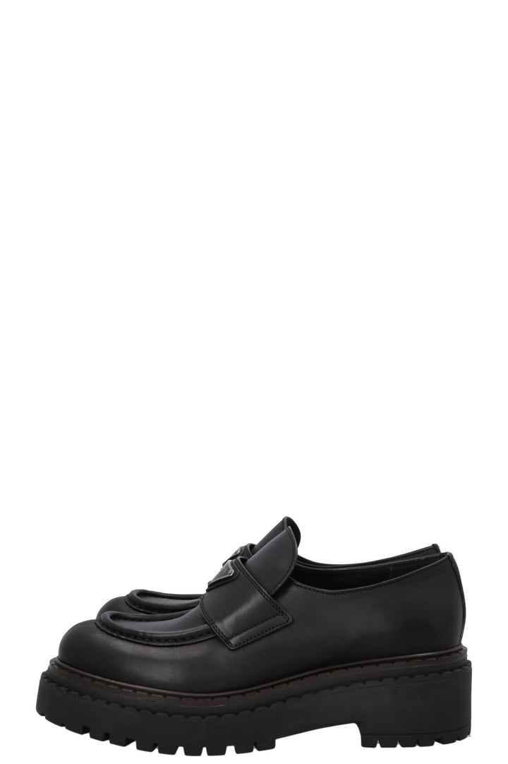 Mocassins PRADA à logo triangulaire noirs