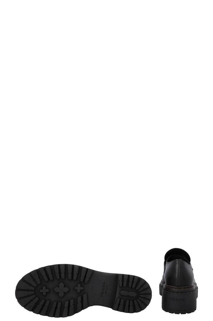 Mocassins PRADA à logo triangulaire noirs