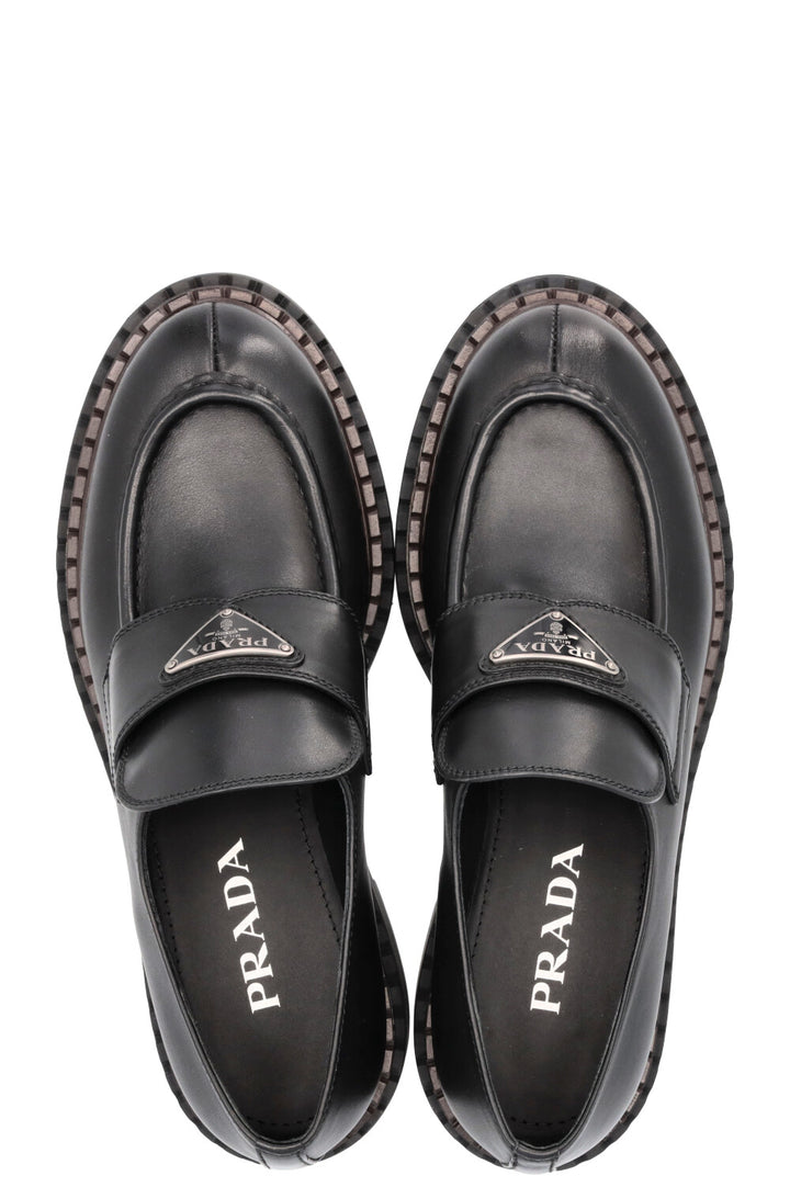 Mocassins PRADA à logo triangulaire noirs