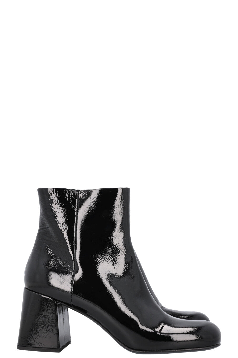 MIUMIU Bottines à bout carré en cuir froissé noir – REAWAKE