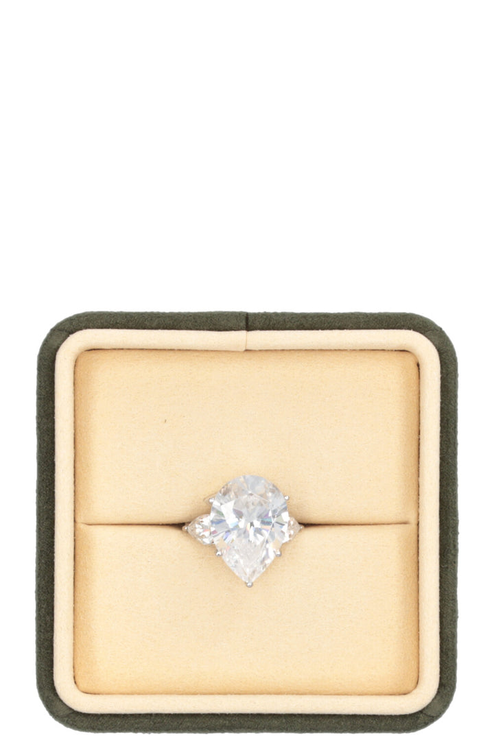 VINTAGE JEWELERY Pear Shape Zirconia Ring White Gold