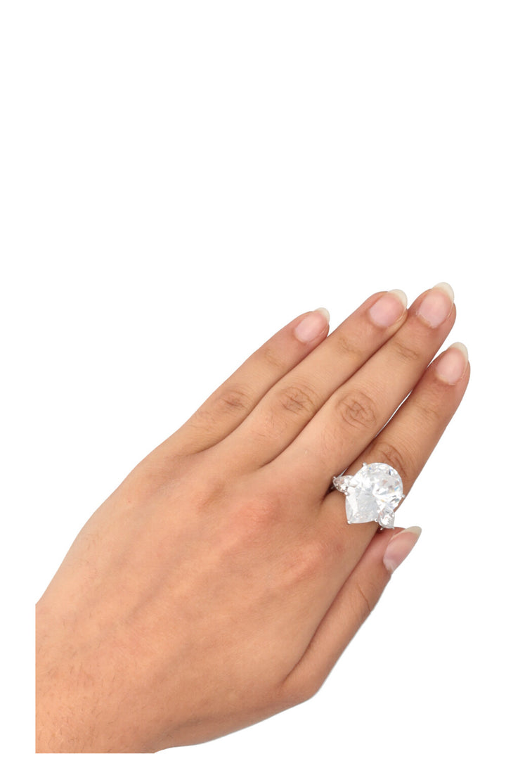 VINTAGE JEWELERY Pear Shape Zirconia Ring White Gold