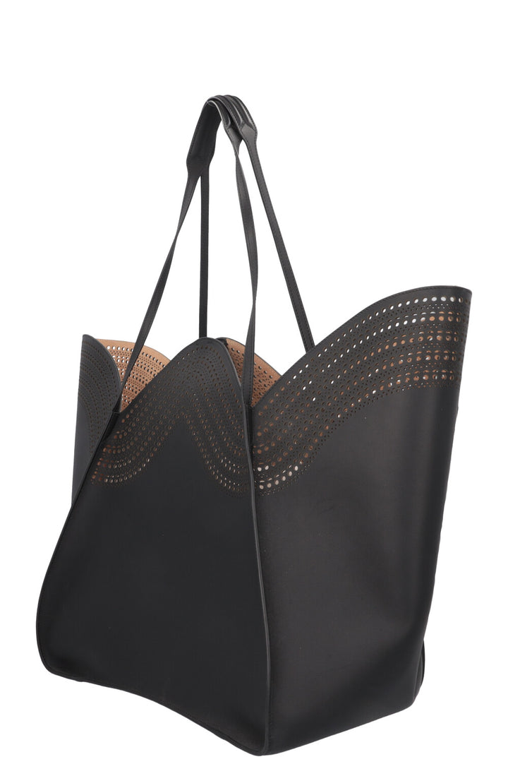 Sac cabas perforé ALAÏA Lili 22 en cuir noir