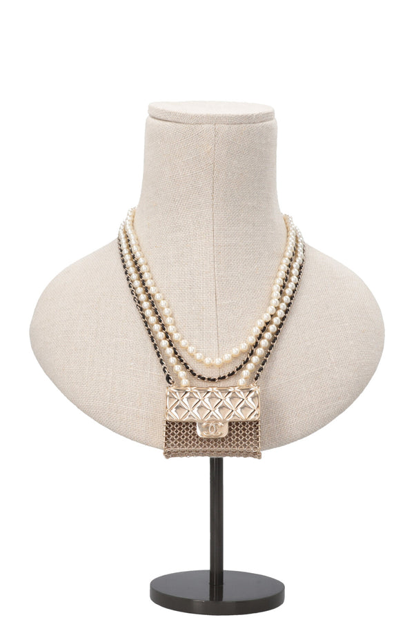 CHANEL Sac à rabat The Chain Collier de perles