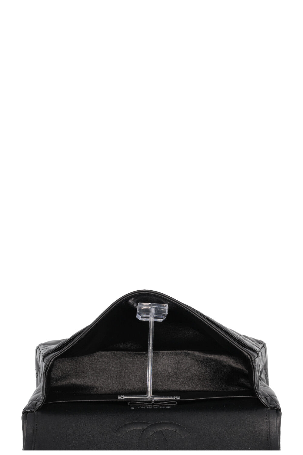 Sac CHANEL moyen à double rabat en cuir verni noir