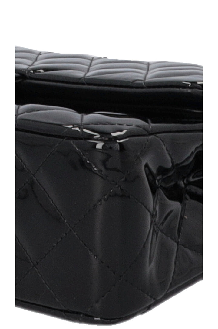 Sac CHANEL moyen à double rabat en cuir verni noir