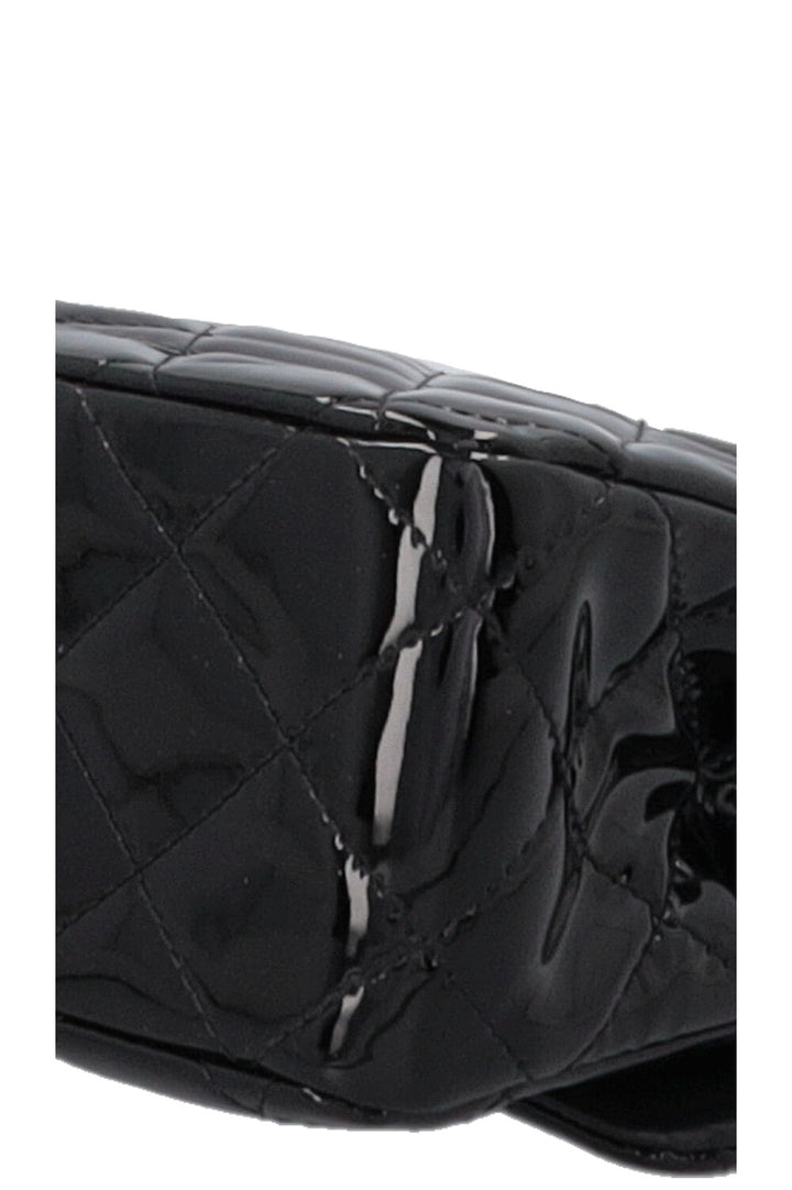 Sac CHANEL moyen à double rabat en cuir verni noir