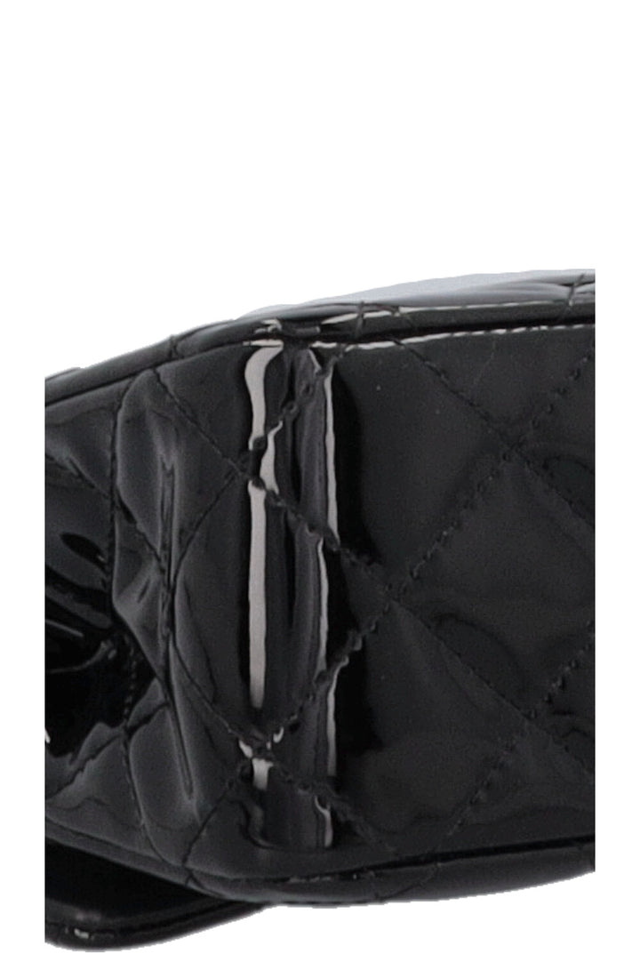 Sac CHANEL moyen à double rabat en cuir verni noir