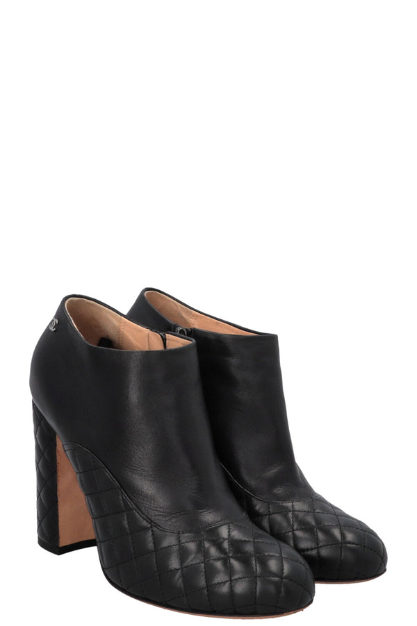 CHANEL Bottines matelassées Noir