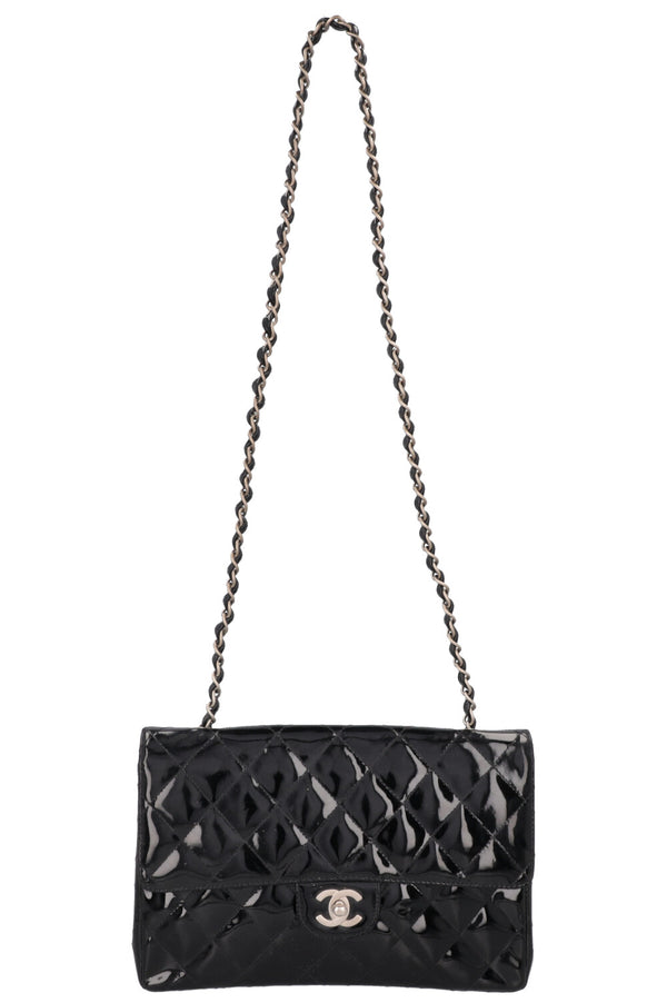 Sac à rabat simple CHANEL noir verni