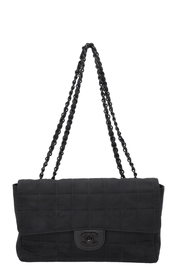 Sac à rabat simple CHANEL en nylon, entièrement noir.
