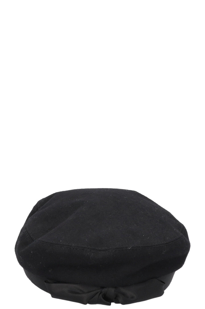 Béret CHANEL en satin noir avec nœud CC