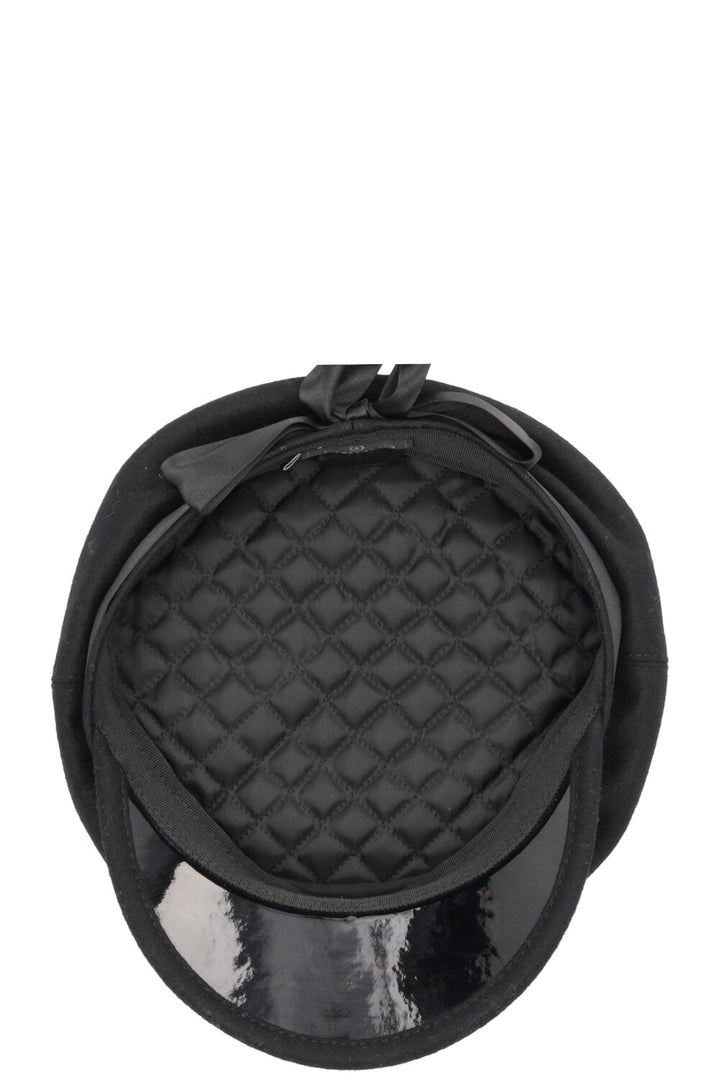 Béret CHANEL en satin noir avec nœud CC
