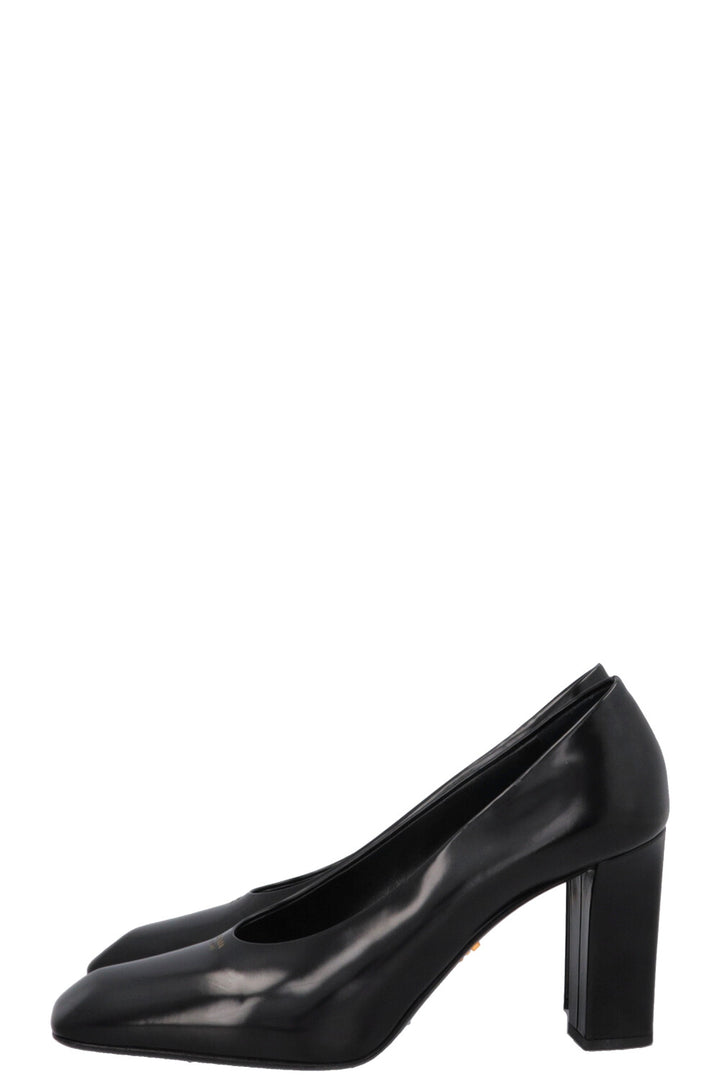 Escarpins noirs à bout carré et logo PRADA