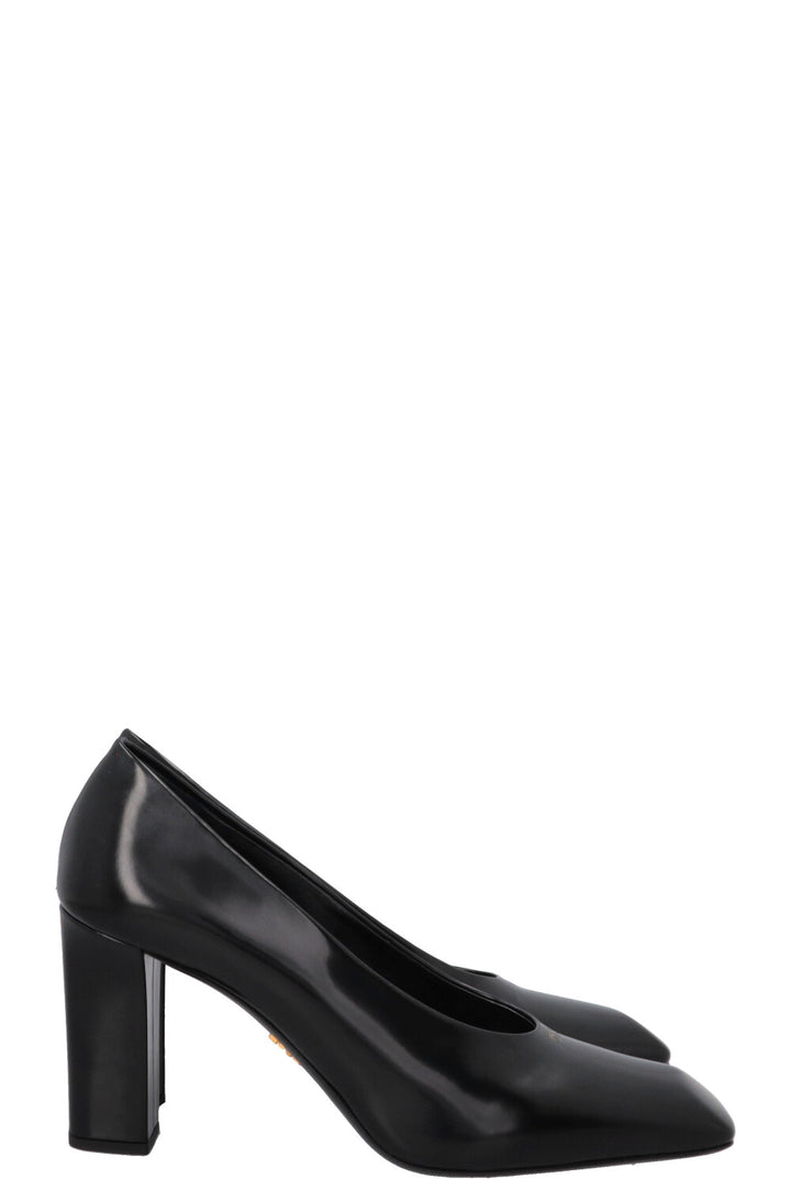 Escarpins noirs à bout carré et logo PRADA