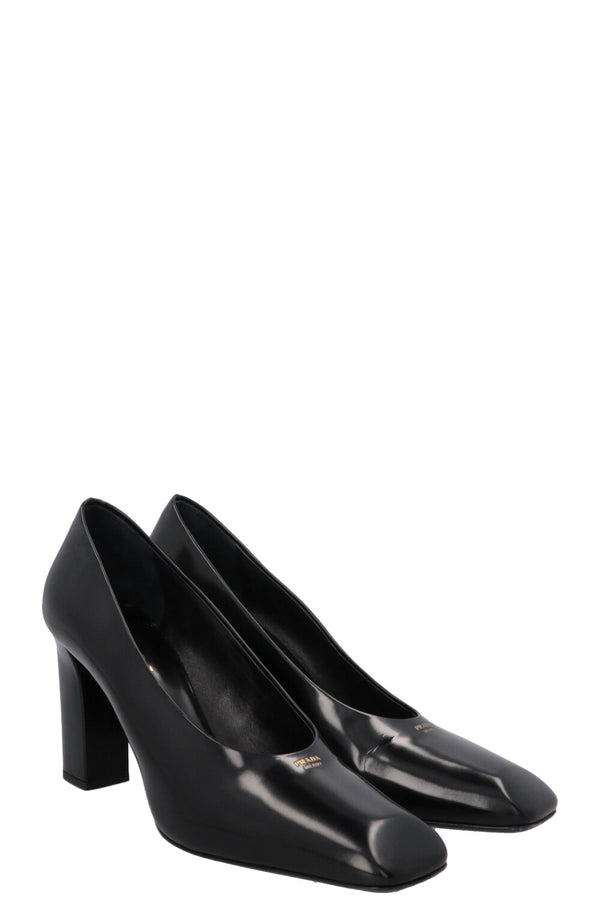 Escarpins noirs à bout carré et logo PRADA
