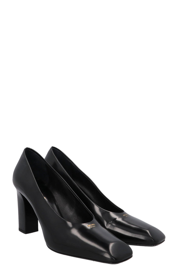Escarpins noirs à bout carré et logo PRADA