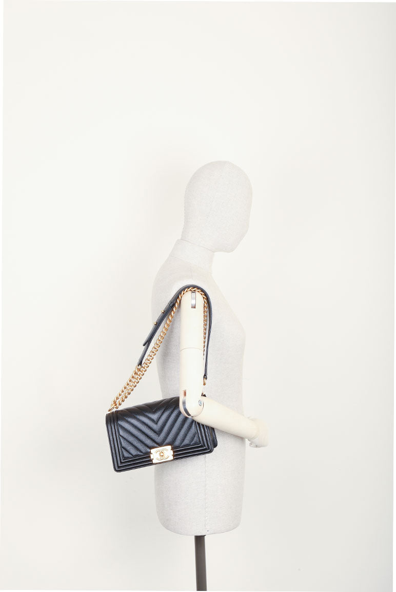 CHANEL Sac bandoulière en cuir caviar moyen Boy Noir