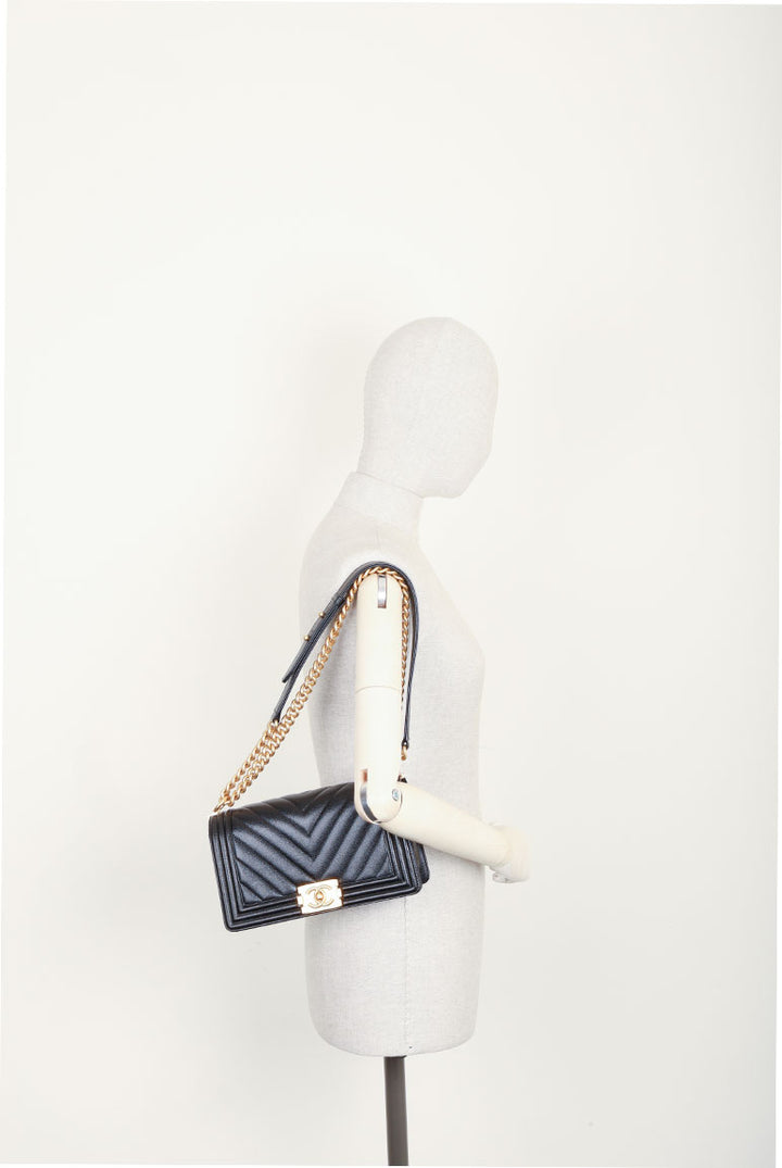 CHANEL Sac bandoulière en cuir caviar moyen Boy Noir