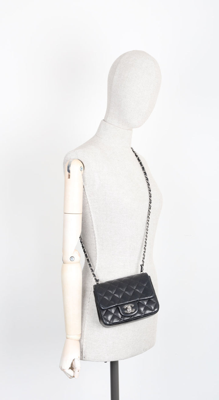 CHANEL Mini sac à rabat carré Noir