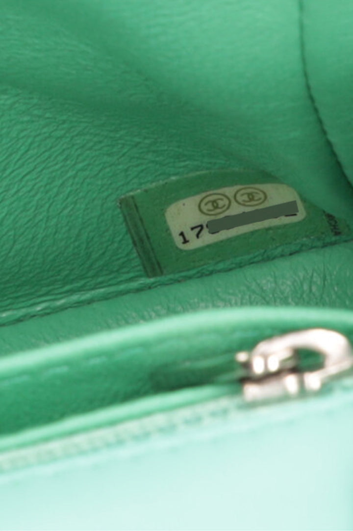 CHANEL Mini Sac à Rabat Carré Cuir Verni Menthe