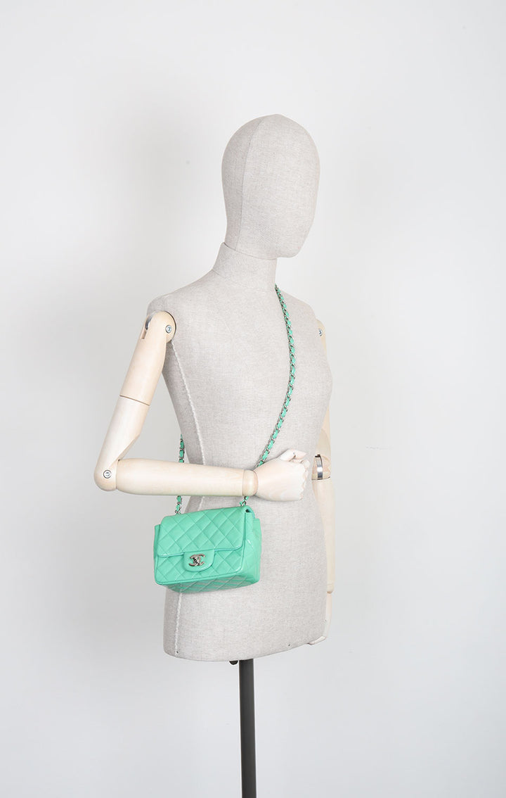 CHANEL Mini Sac à Rabat Carré Cuir Verni Menthe
